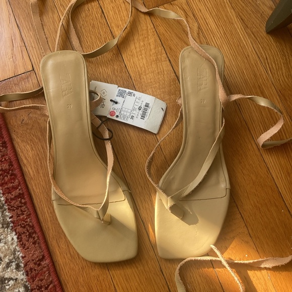 NEW ZARA STRAPPY KITTEN HEEL LEATHER SANDAL - Picture 9 of 15